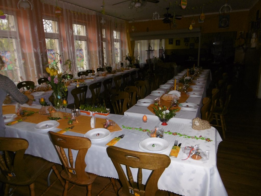 Gotowy udekorowany stół czeka na uczestników i gości .