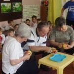 "Seniorzy chętnie brali udział w konkursach przygotowanych przez przedszkolaków - obieranie jabłek".
